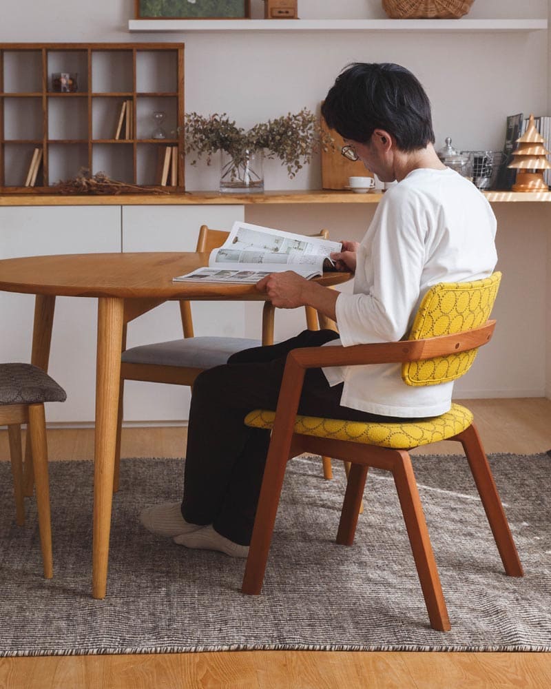 天然木の国産椅子 kukuチェア / たっぷりとした背もたれは腰や背中をしっかりと支えてくれ、座った時の安心感にも繋がります。