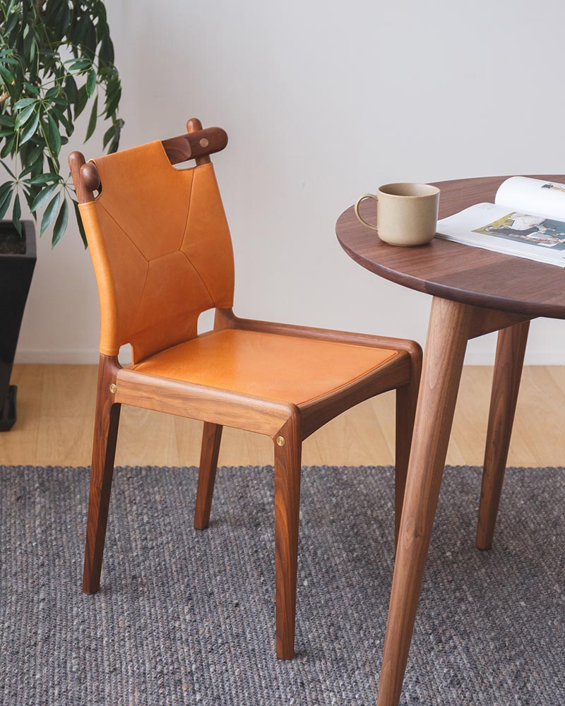 経年変化を楽しむ無垢材と本革の椅子 / 革の座面はよく見かけますが 背もたれ自体が革でできている 革好きの方にはたまらない椅子です。