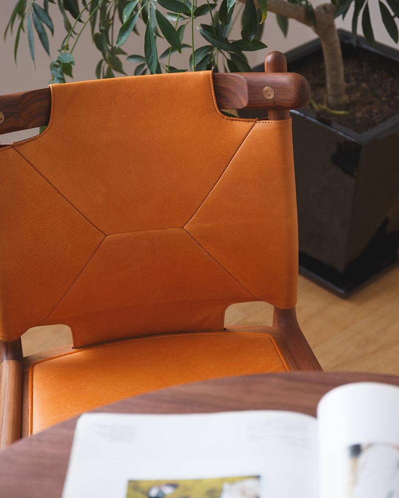 経年変化を楽しむ無垢材と本革の椅子 / 接合部分の真鍮も いいアクセントになっていて魅力的。