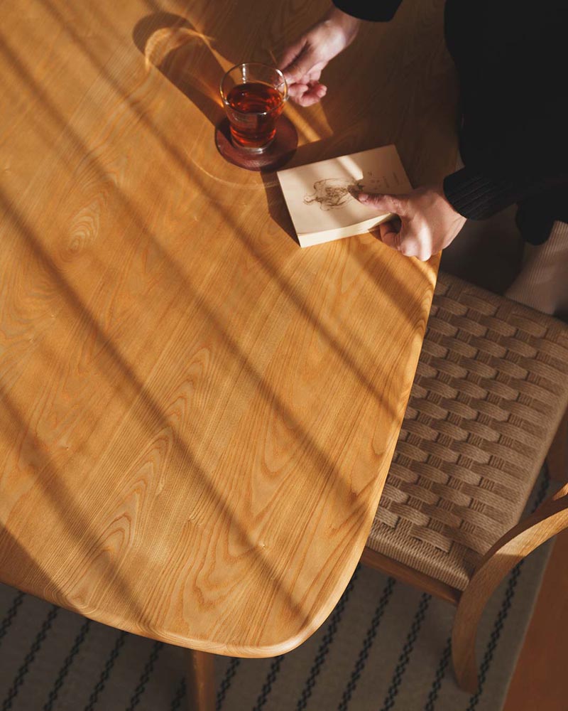 天然木の変形ダイニングテーブル / テーブルの仕上げはオイルかウレタンでお選びいただけます。木の艶を楽しんで気軽に直したい方はオイル、メンテナンスフリーをご希望の場合はウレタンがおすすめです。