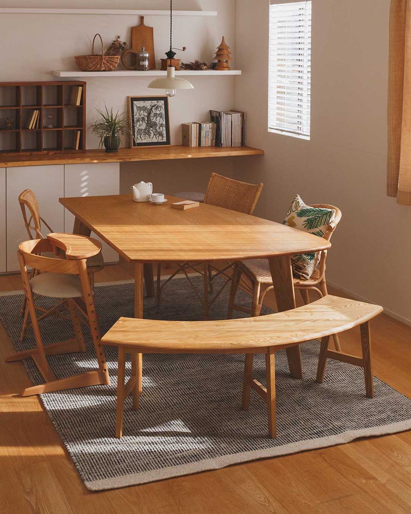 天然木の変形ダイニングテーブル / 急な来客や家族構成の変化などにも対応できる便利なテーブルです。