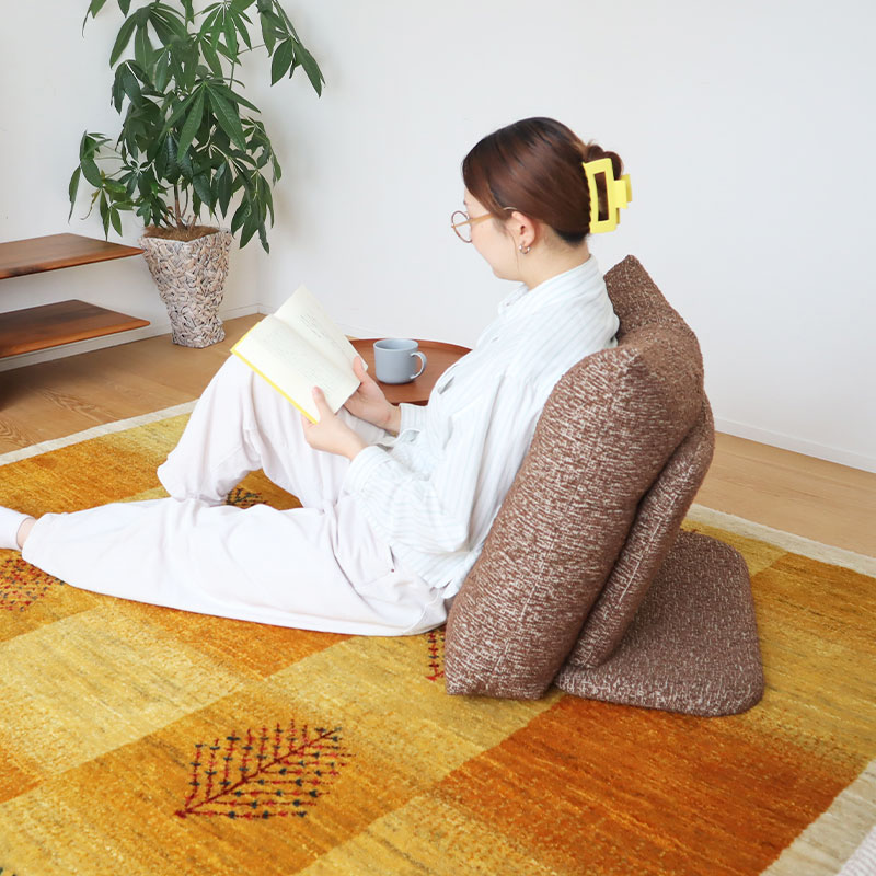 自立する背もたれクッション