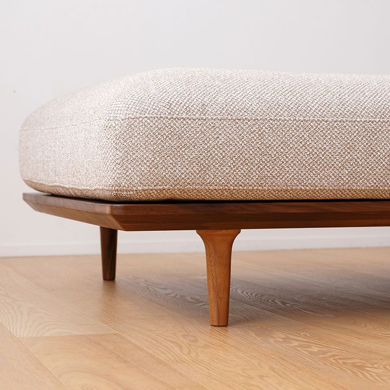 背もたれのないフラットソファ