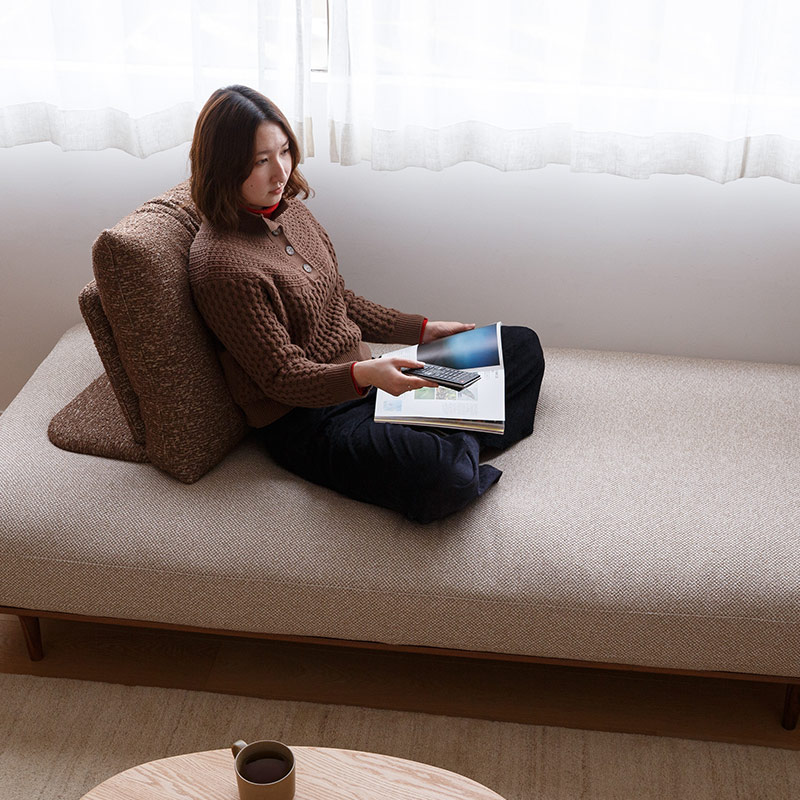 背もたれのないフラットソファ