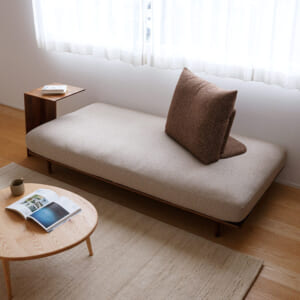 背もたれのないフラットソファ