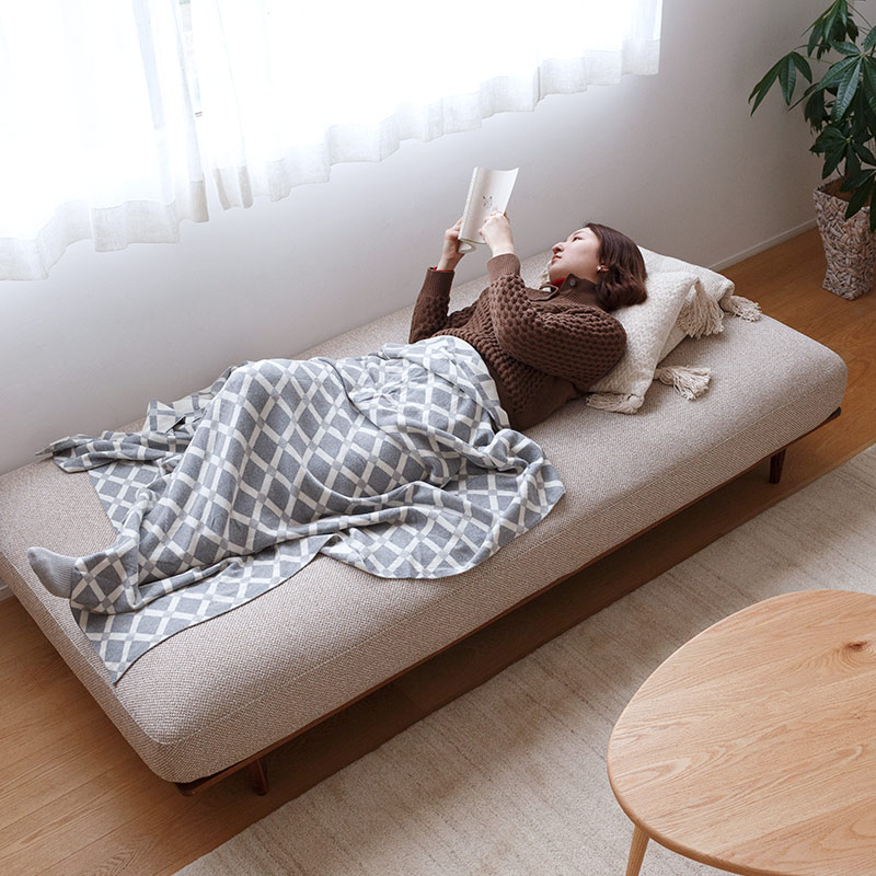 背もたれのないフラットソファ