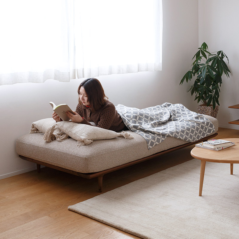 背もたれのないフラットソファ