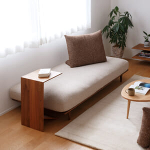 背もたれのないフラットソファ