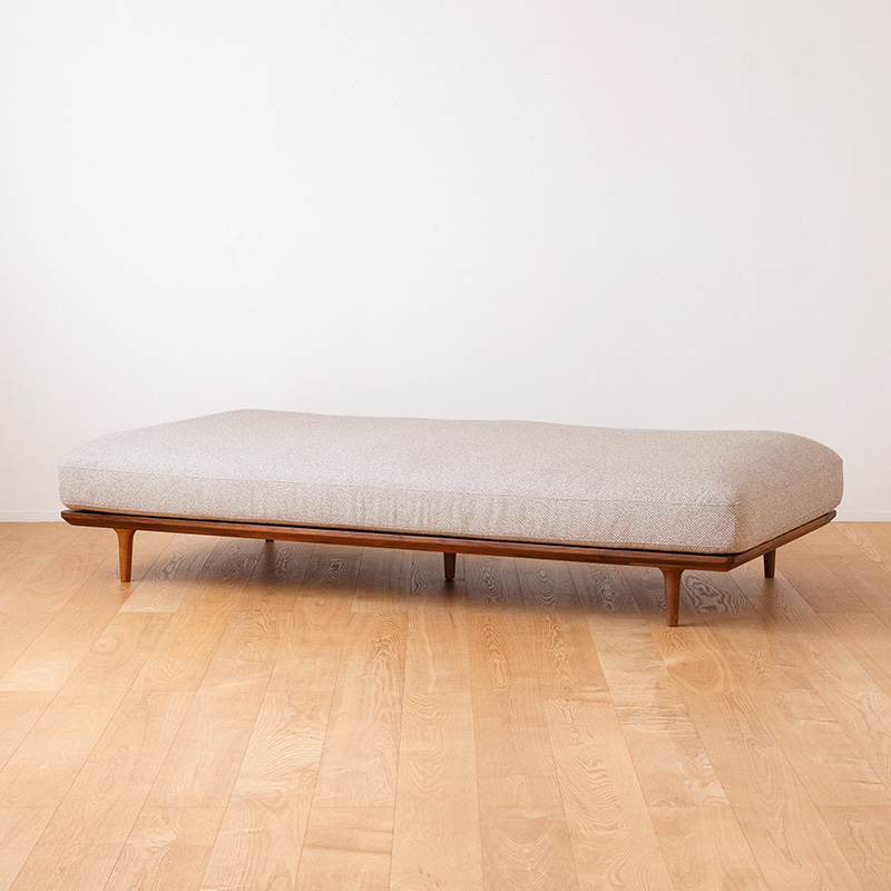 背もたれのないフラットソファ