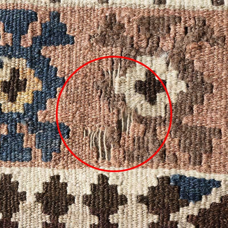 [ビジャー] イラン産 / OK89 / 糸が抜けて地糸が見えている