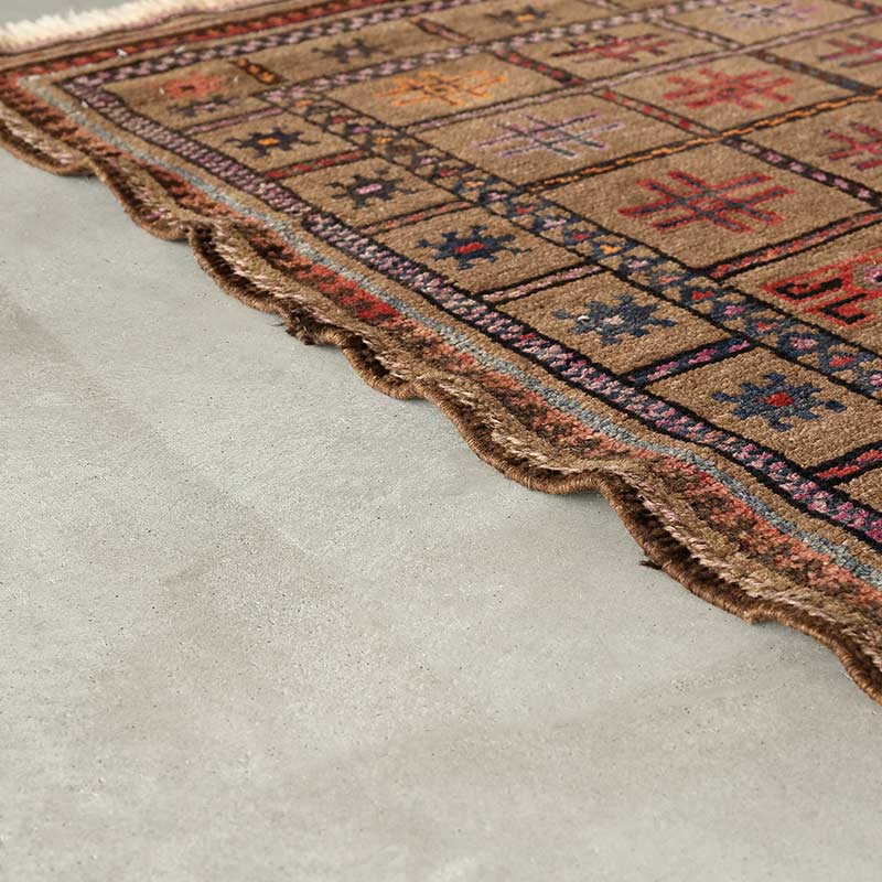 [タイマニ] アフガニスタン産 / 1980年代 / OR560 / 89 × 141cm / 縁が全体的に波打っている