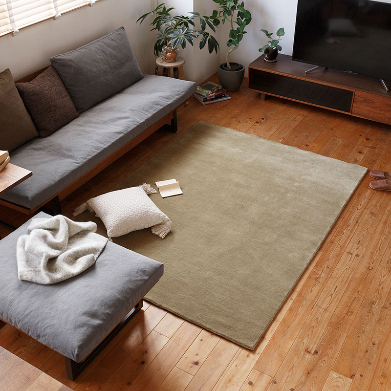 スタンダードウールラグ サンドベージュ ソファ前イメージ