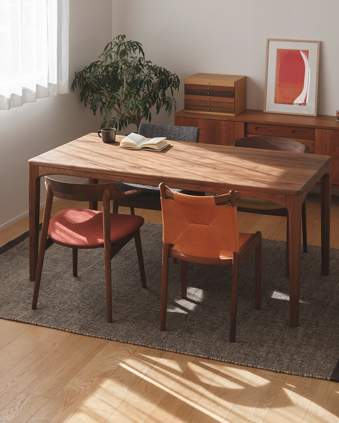 アーチレッグダイニングテーブル / 丁寧に仕上げられた丸みのあるデザインで北欧風の細身の椅子とも相性抜群です。