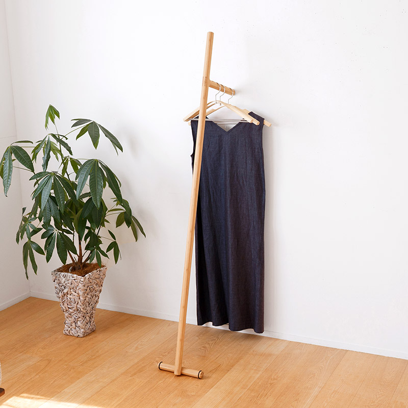 竹の弓なりハンガーと竹のコートハンガー