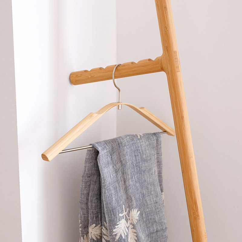 竹の弓なりハンガーと竹のコートハンガー