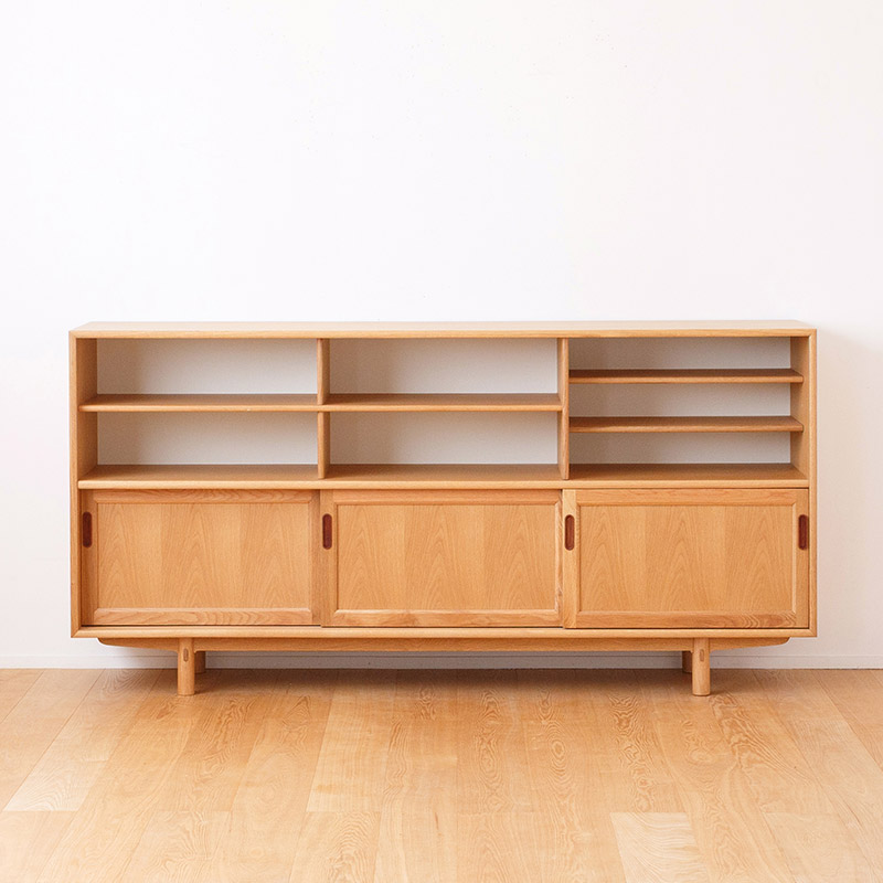 大収納のキャビネット