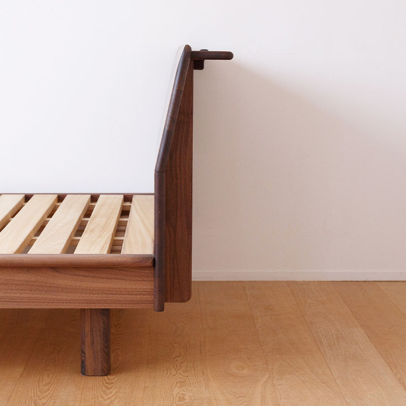 角丸の優しいベッドフレーム（背面棚板付き）