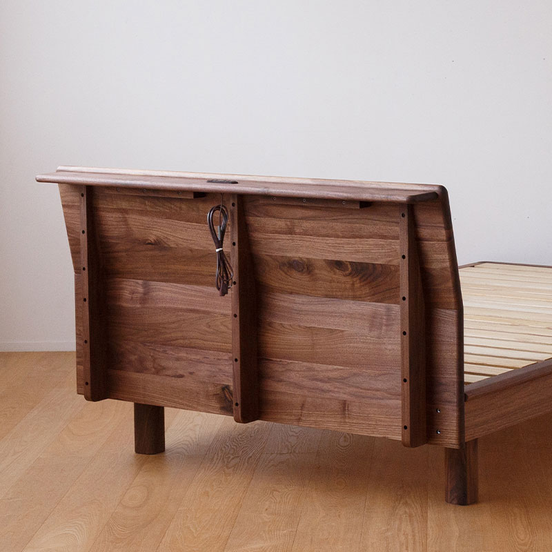 角丸の優しいベッドフレーム（背面棚板付き）