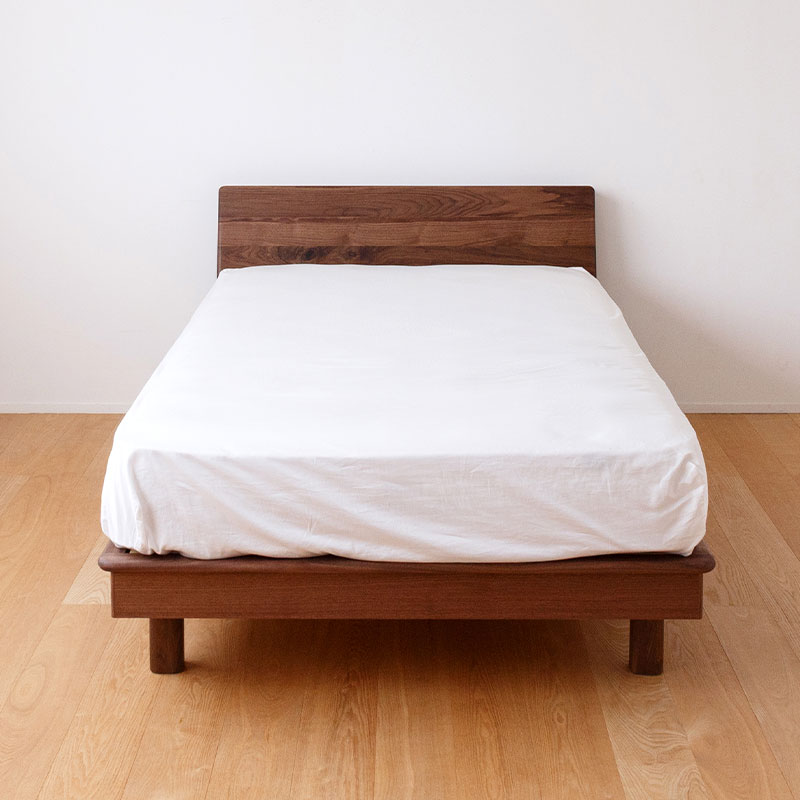 角丸の優しいベッドフレーム（背面棚板付き）