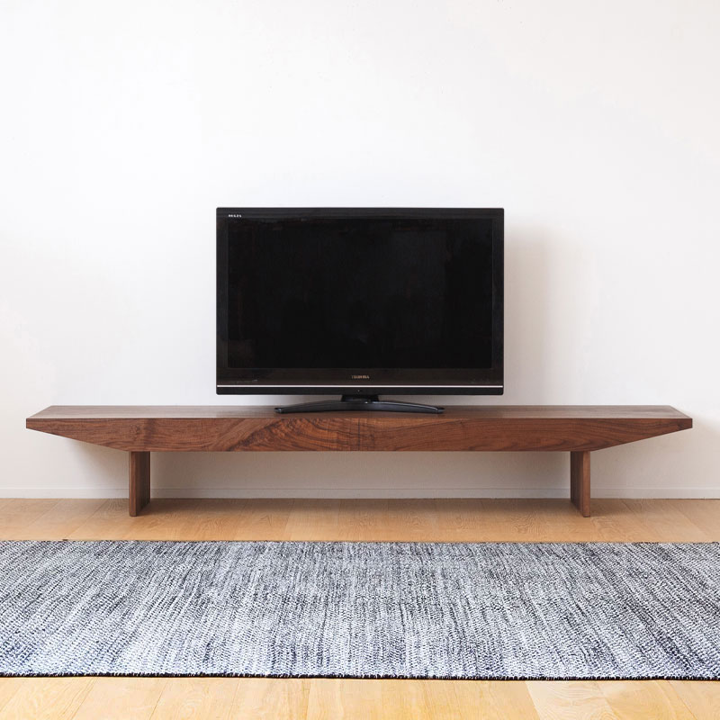 シャープなテレビボード