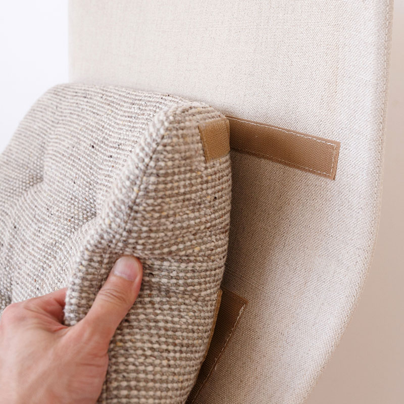 ブルーノマットソンのハイバックチェアとオットマンの座面を外している様子