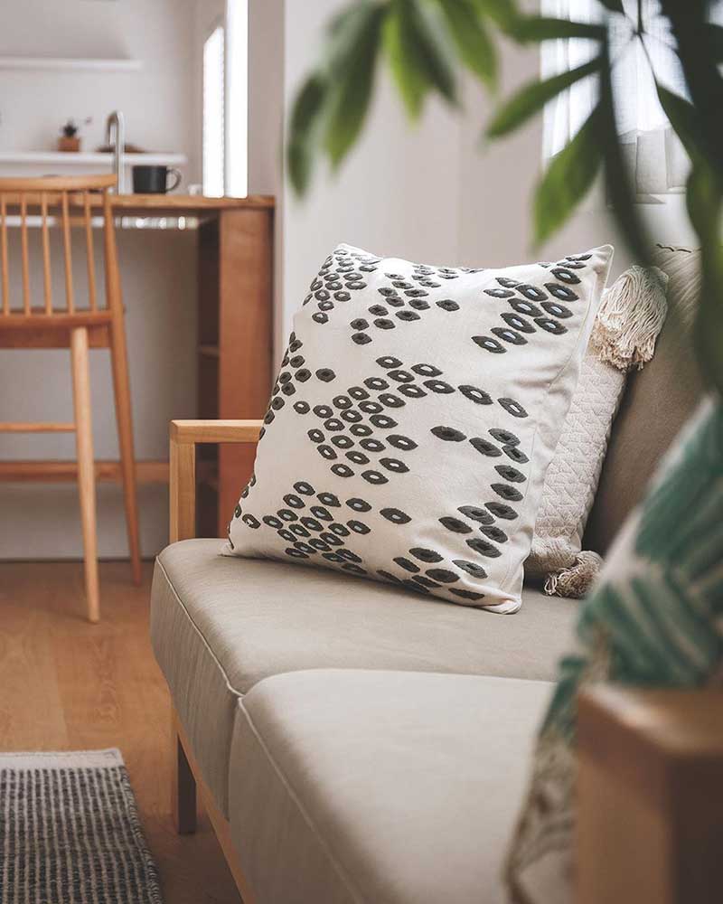 刺繍クッションカバー / ソファや椅子に置くだけでお部屋が華やぐカラフルでやさしいデザイン。