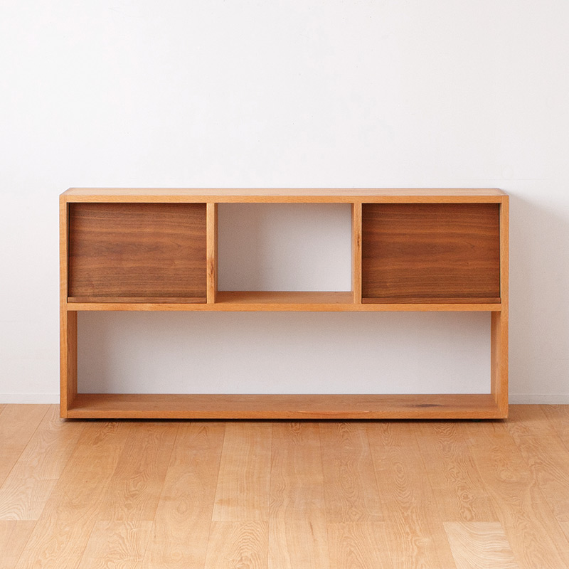 本立て付きの無垢材シェルフ