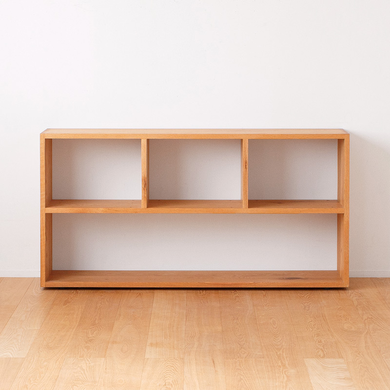 本立て付きの無垢材シェルフ