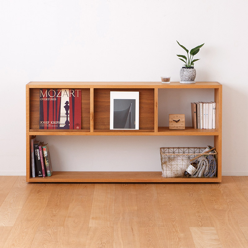 本立て付きの無垢材シェルフ