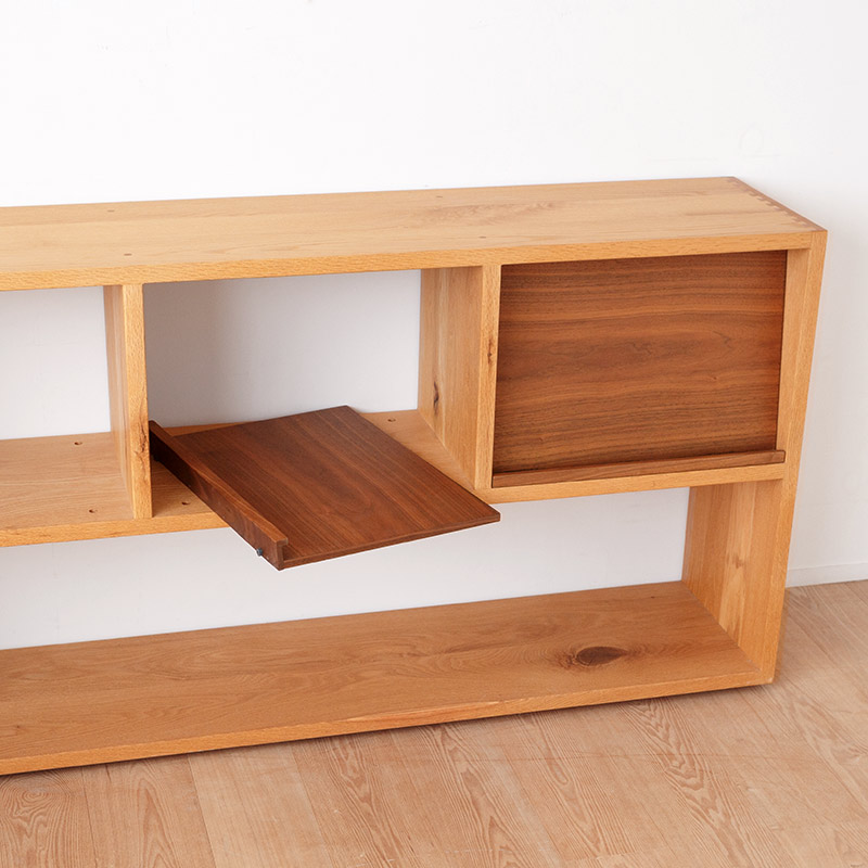 本立て付きの無垢材シェルフ