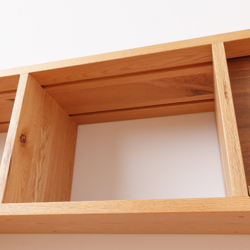 本立て付きの無垢材シェルフ