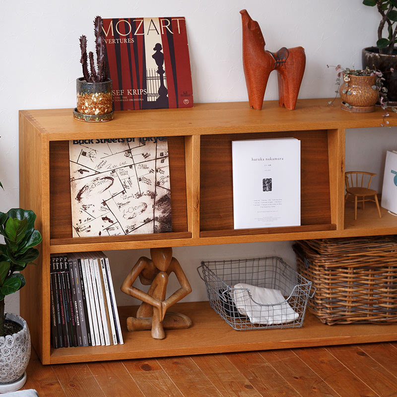 本立て付きの無垢材シェルフ