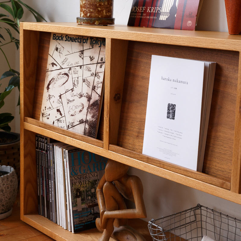 本立て付きの無垢材シェルフ