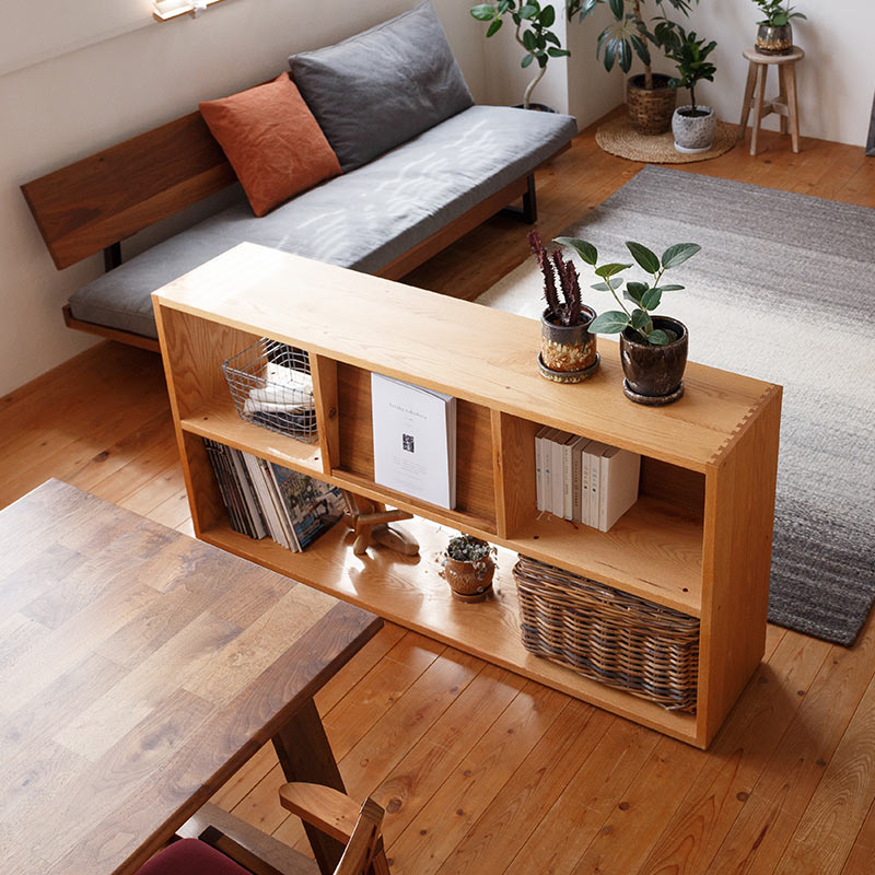 本立て付きの無垢材シェルフ