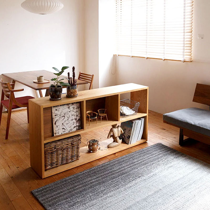 本立て付きの無垢材シェルフ