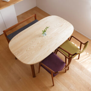 まあるい縁の楕円形テーブル