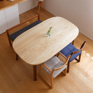 まあるい縁の楕円形テーブル