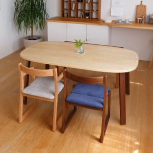 まあるい縁の楕円形テーブル