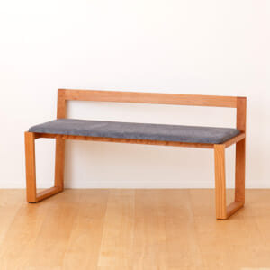 台形脚の軽いベンチ