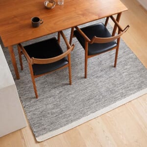 ホワイトの薄手ウールラグをダイニングで使用しているイメージ