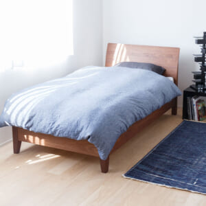 弧を描くベッドフレーム