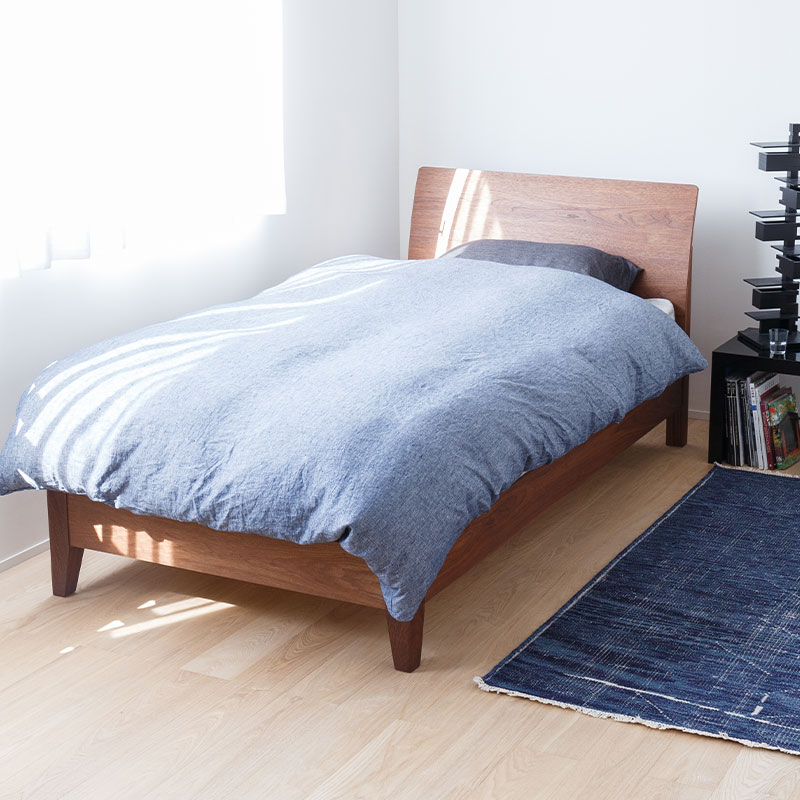 弧を描くベッドフレーム