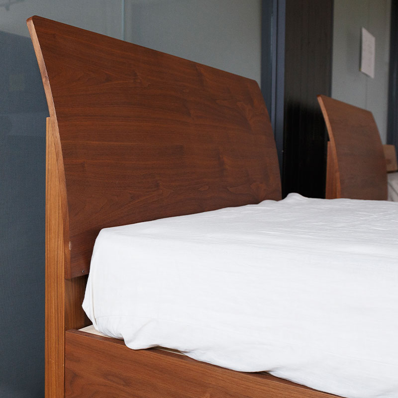 弧を描くベッドフレーム