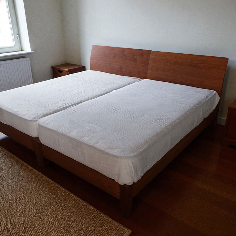 弧を描くベッドフレーム