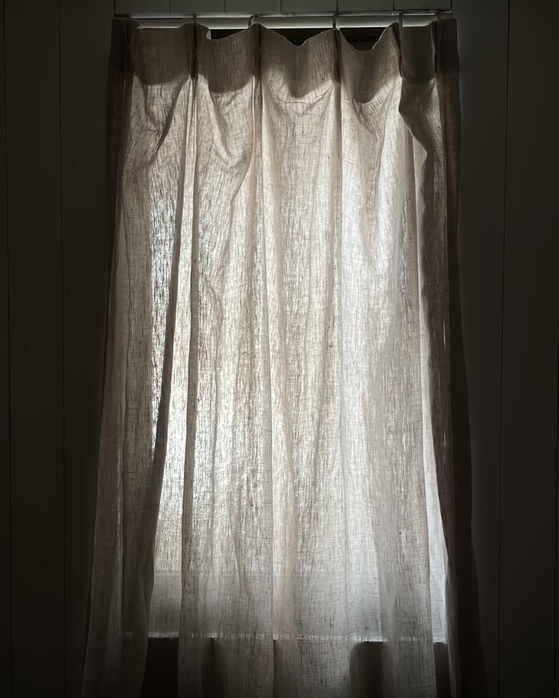 リネンカーテン 日中照明無しの室内から見た様子。厚手でもリネンカーテンで遮光は難しい