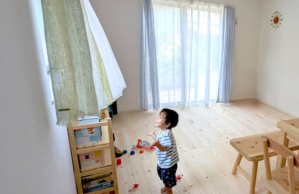 夏の余韻をたのしむ、 風と光のカーテン