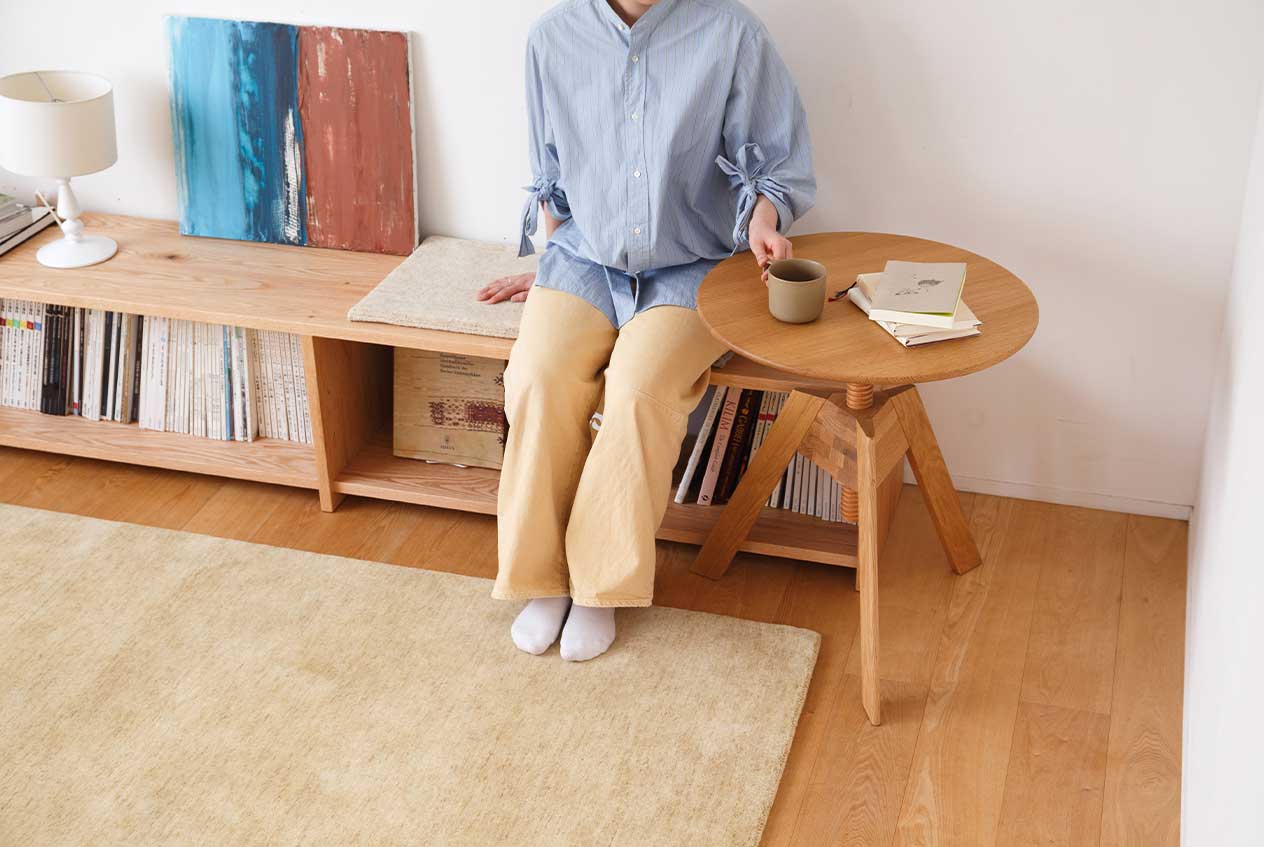 高さが変えられるサイドテーブル