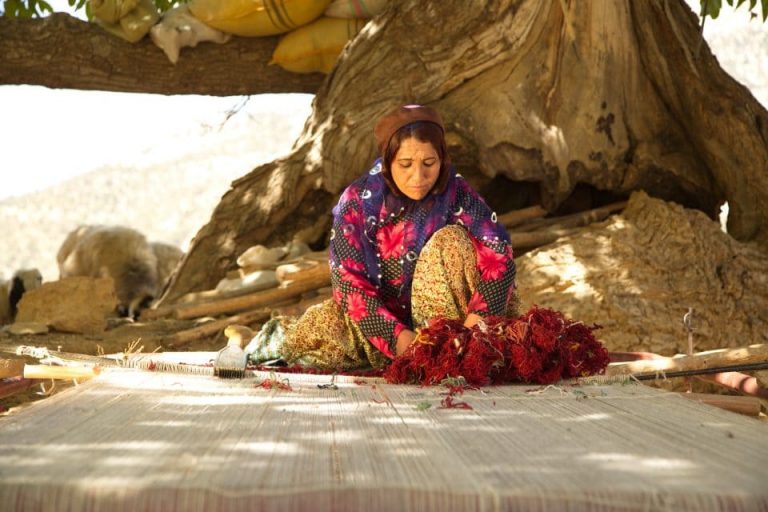 ギャッベを織る遊牧民の女性