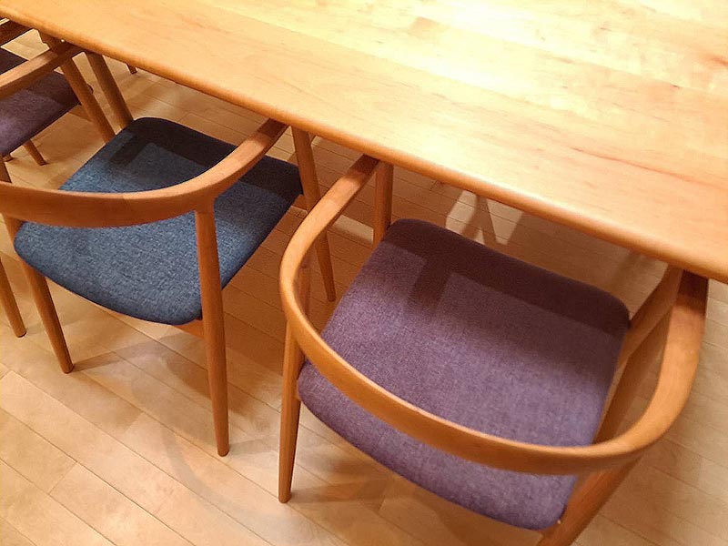 天然木のダイニングテーブルとダイニングチェアの施工例