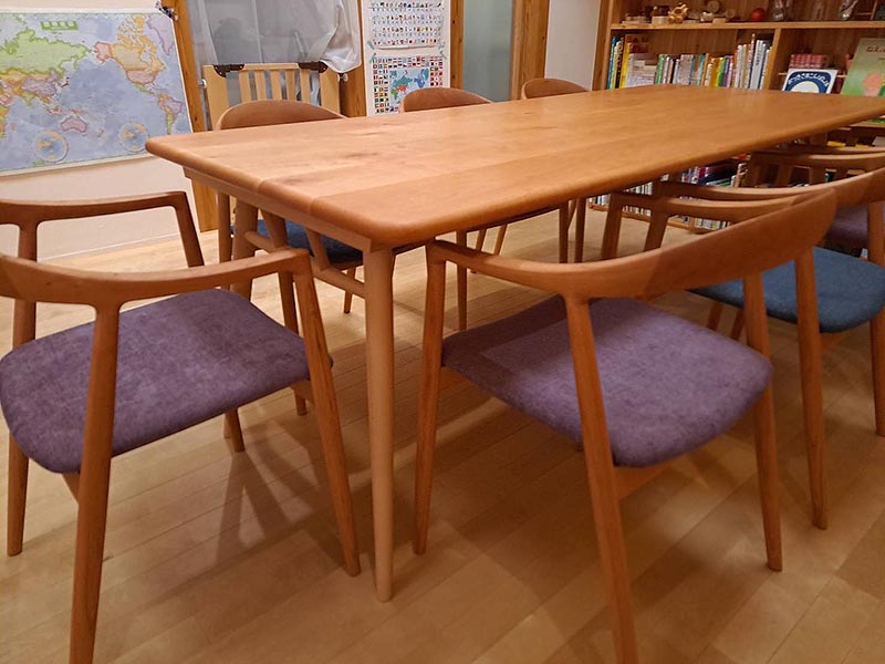 天然木のダイニングテーブルとダイニングチェアの施工例